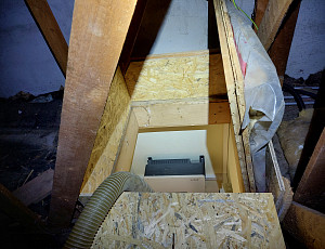 Zateplení stropu rodinného domu pomocí foukané izolace